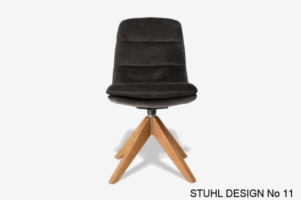 Drehbarer Stuhl mit Holzgestell.