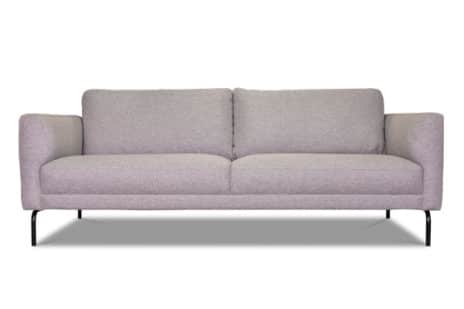Elegantes Sofa im nordischen Stil.