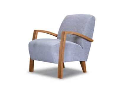Nordischer kleiner Sessel mit Holzlehnen.