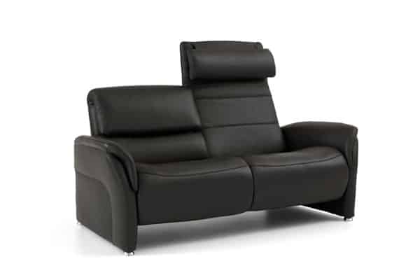 Ledersofa mit hoher Lehne.