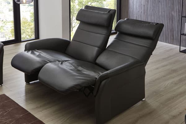 Schwarzes Ledersofa mit Relaxfunktion.