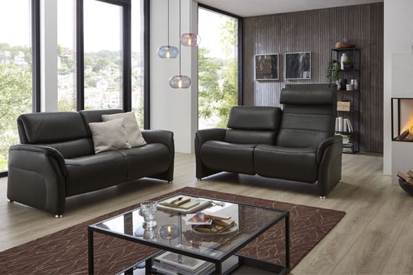 Schwarzes Ledersofa.