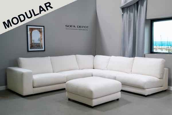 Modulares Ecksofa in beige.