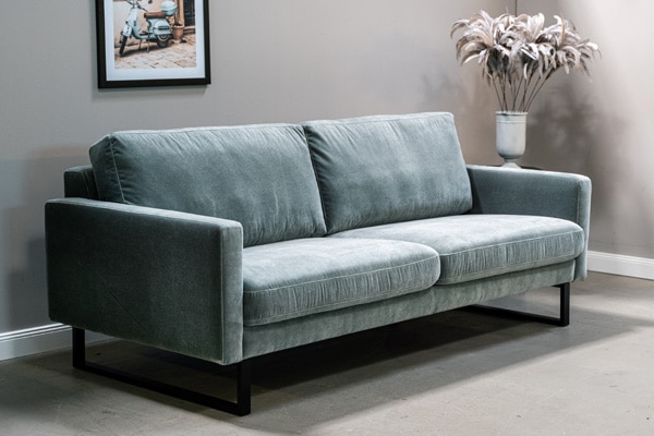Samtsofa in 200cm Breite.