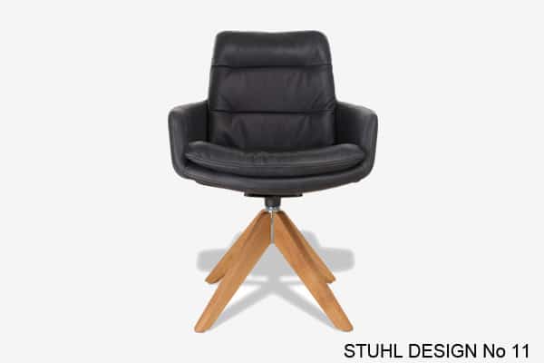 Schwarzer Stuhl mit Holzgestell.