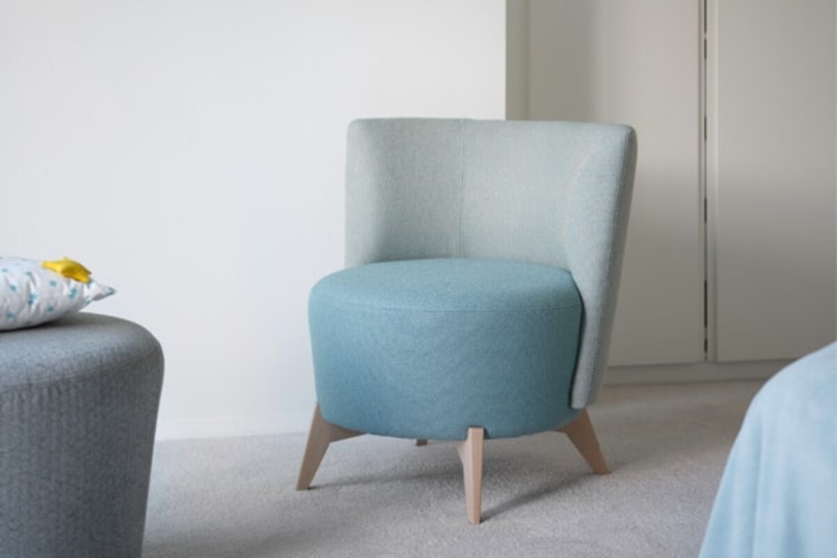 Kleiner Sessel mit Holzfüßen