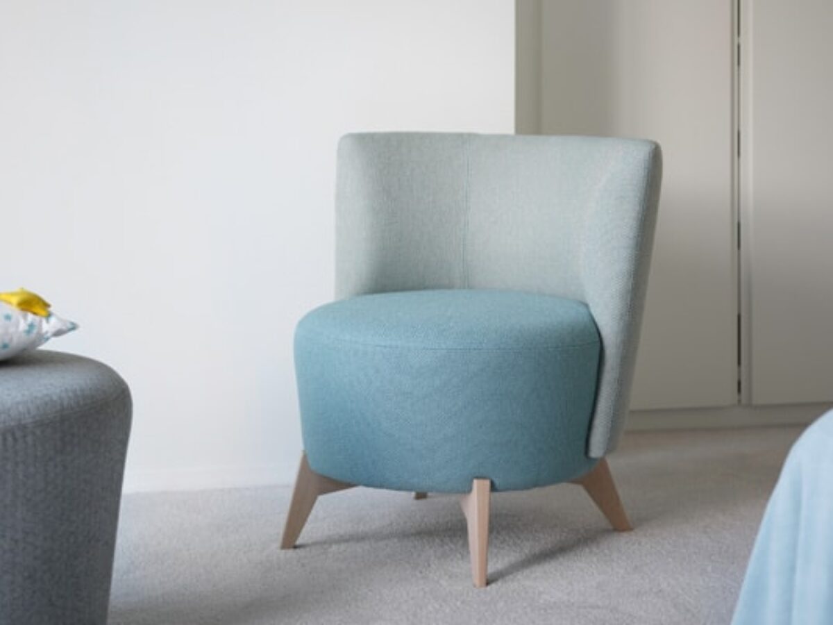 Kleiner Sessel mit Holzfüßen