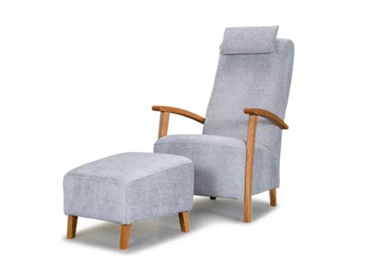 Skandinavischer Sessel mit Hocker